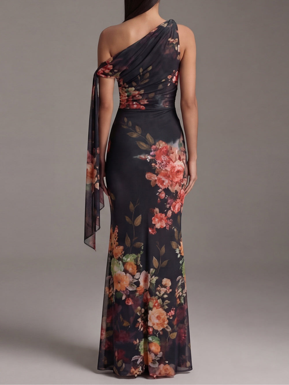 Vestido maxi preto de chiffon plissado, com um ombro só e estampa