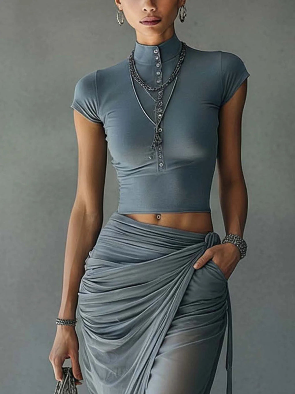 Conjunto de camiseta cropped azul e saia drapeada de tule transparente