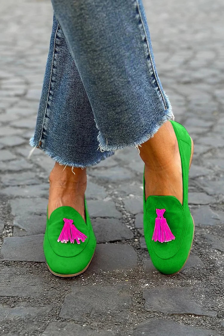 Mocassino verde con nappina fucsia