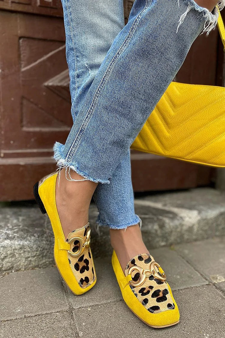 Mocassim amarelo com detalhe de estampa animal