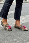 Instappers met dierenprint en fuchsia franjes