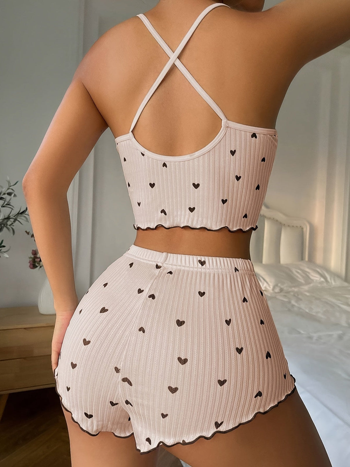 Claire | Conjunto de pijama com estampa de corações e acabamento de babados