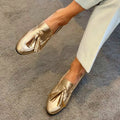 Mocassim dourado com borlas