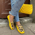 Mocassim amarelo com detalhe de estampa animal