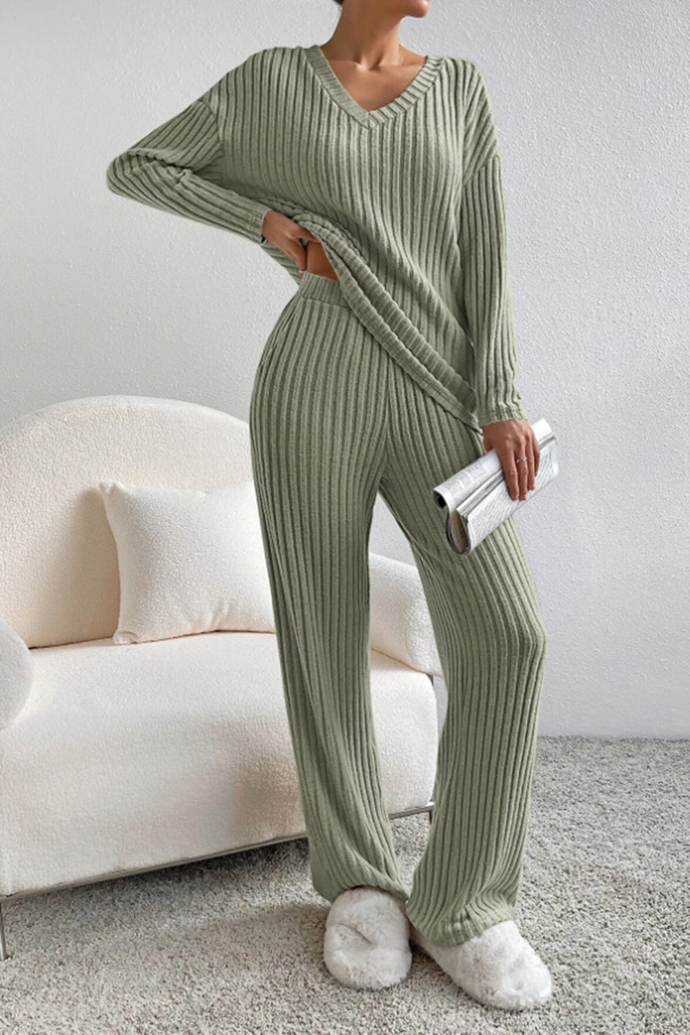 Completo con top a V a coste e pantaloni Sofia