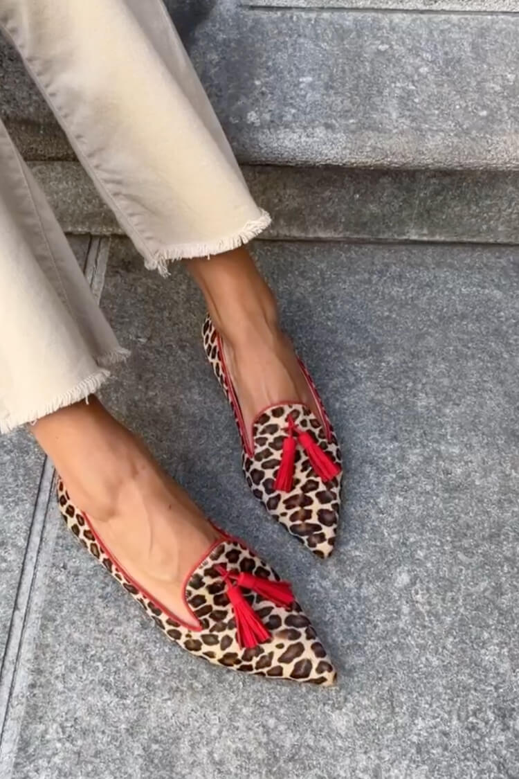 Mocasín en punta con borlas rojas