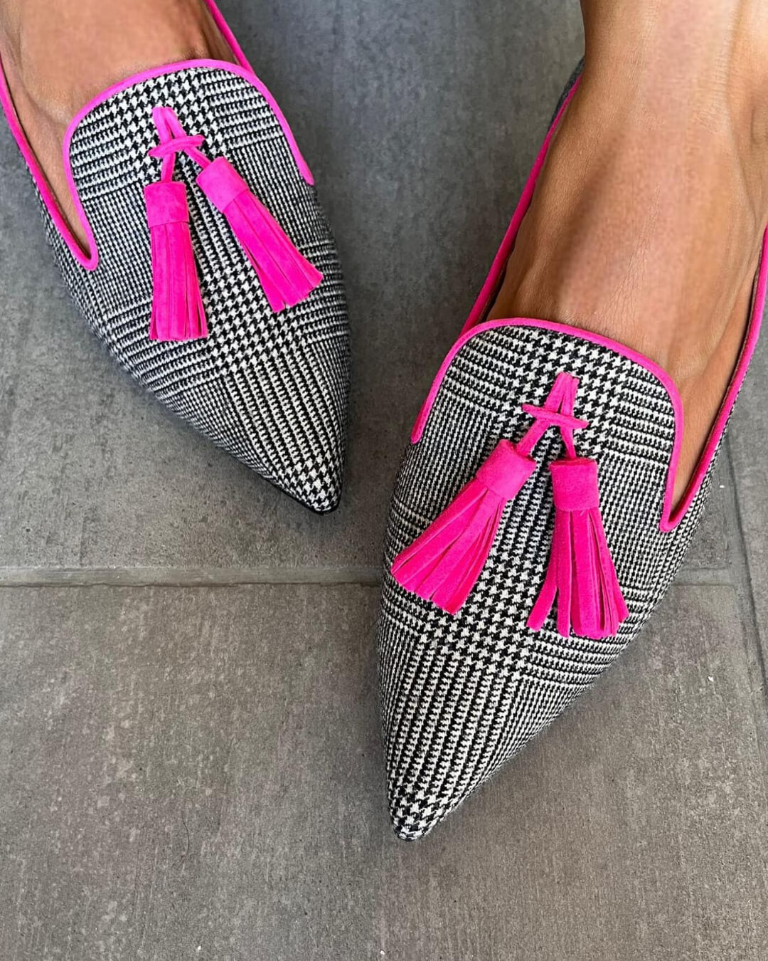 Mocasín en punta con flecos fluorescentes