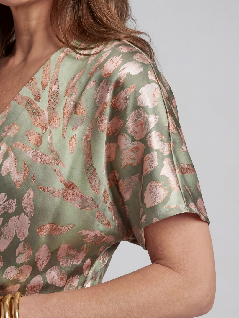 Coralie | Abito midi con stampa astratta, scollo a V e vita incrociata