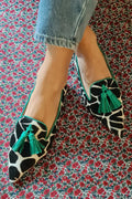 Mocassim de bico fino com estampa de girafa e franjas verdes