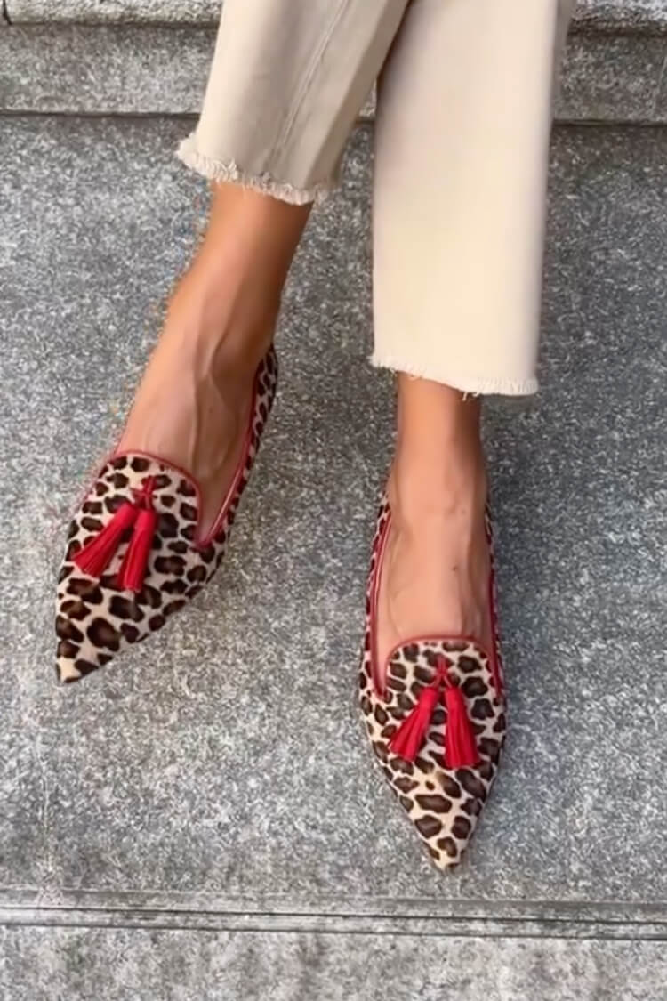Mocasín en punta con borlas rojas