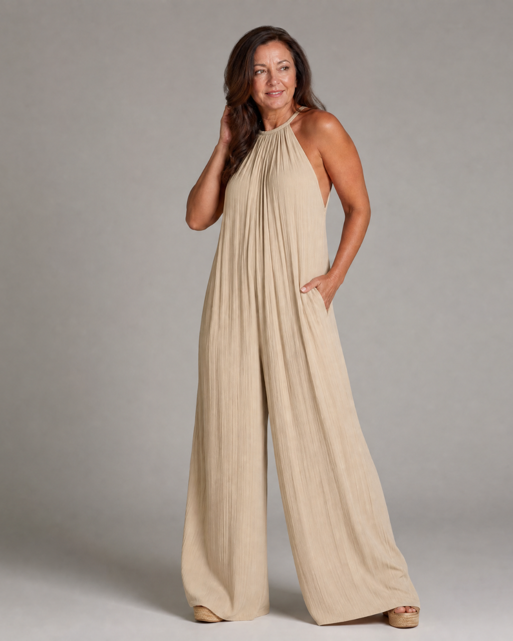Sylvara | Mono relajado de pierna ancha con cuello halter plisado