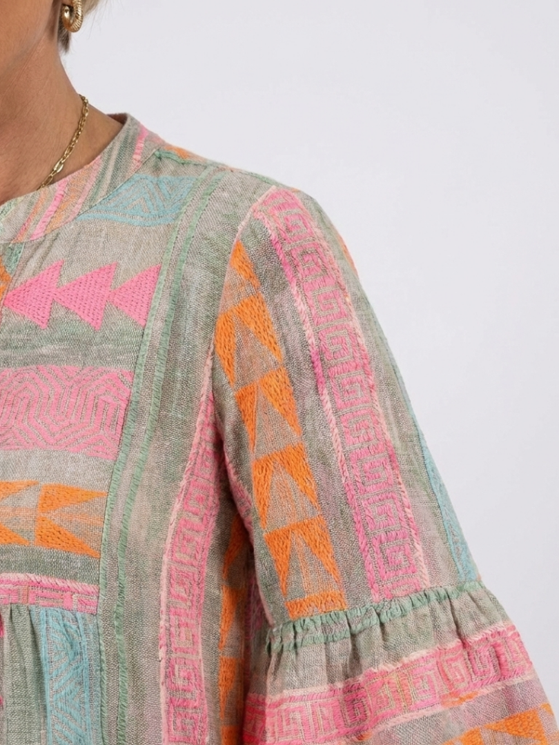 Maelle | Knielange jurk met geometrische print, V-hals en lagen