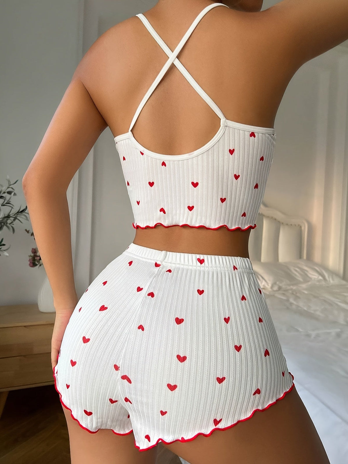 Claire | Conjunto de pijama com estampa de corações e acabamento de babados