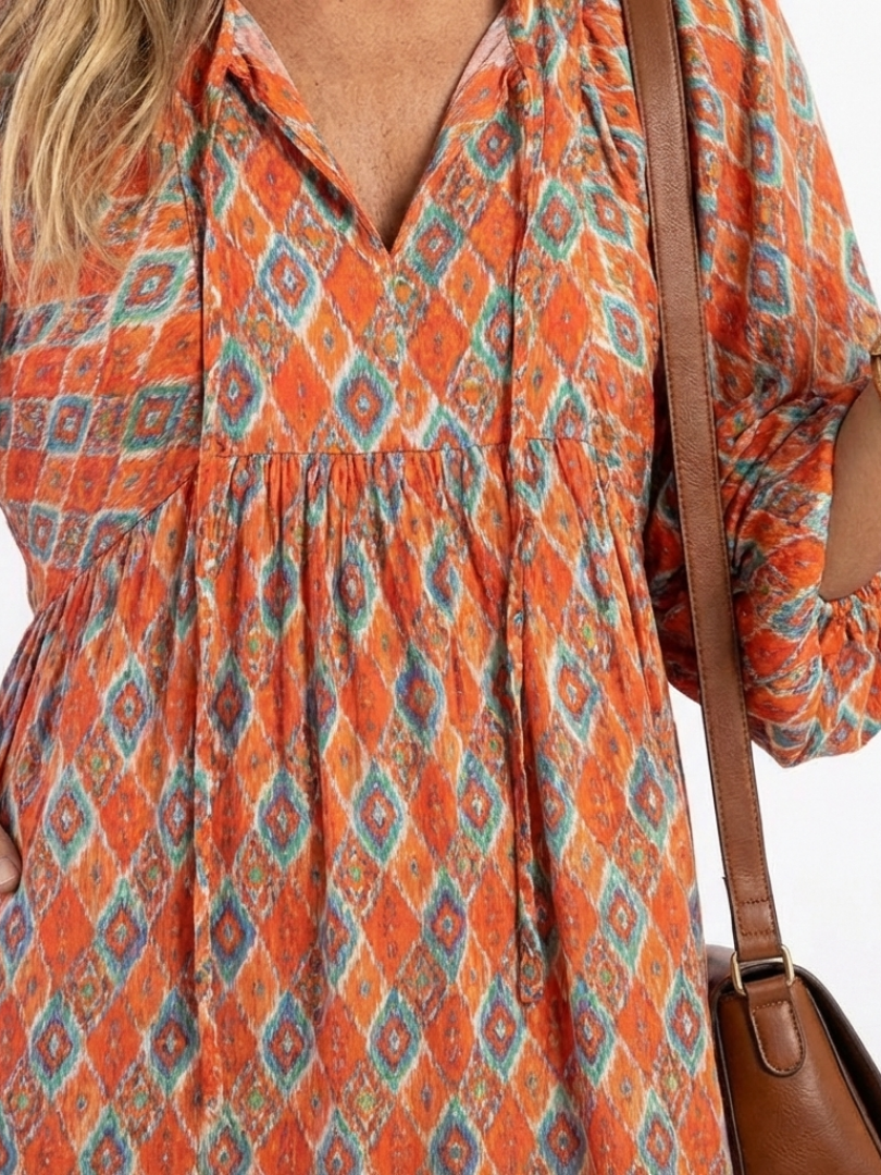 Amara | Vestido midi em camadas com estampa geométrica e decote em V