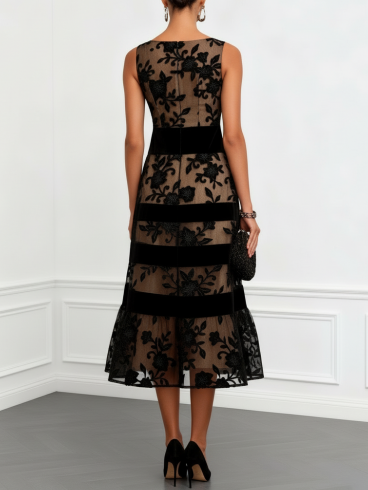Vestido midi negro de malla transparente con estampado floral, sin mangas y corte evasé