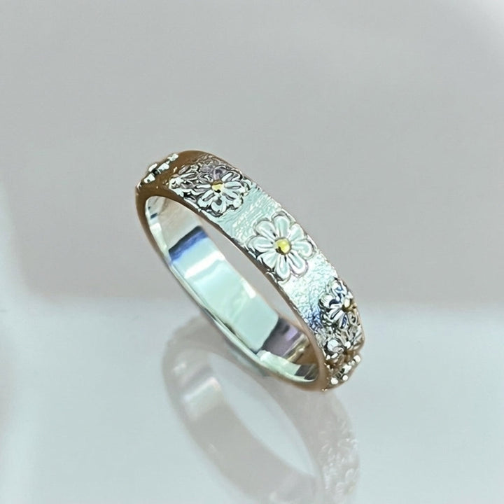 Daisy Scroll Band Ring