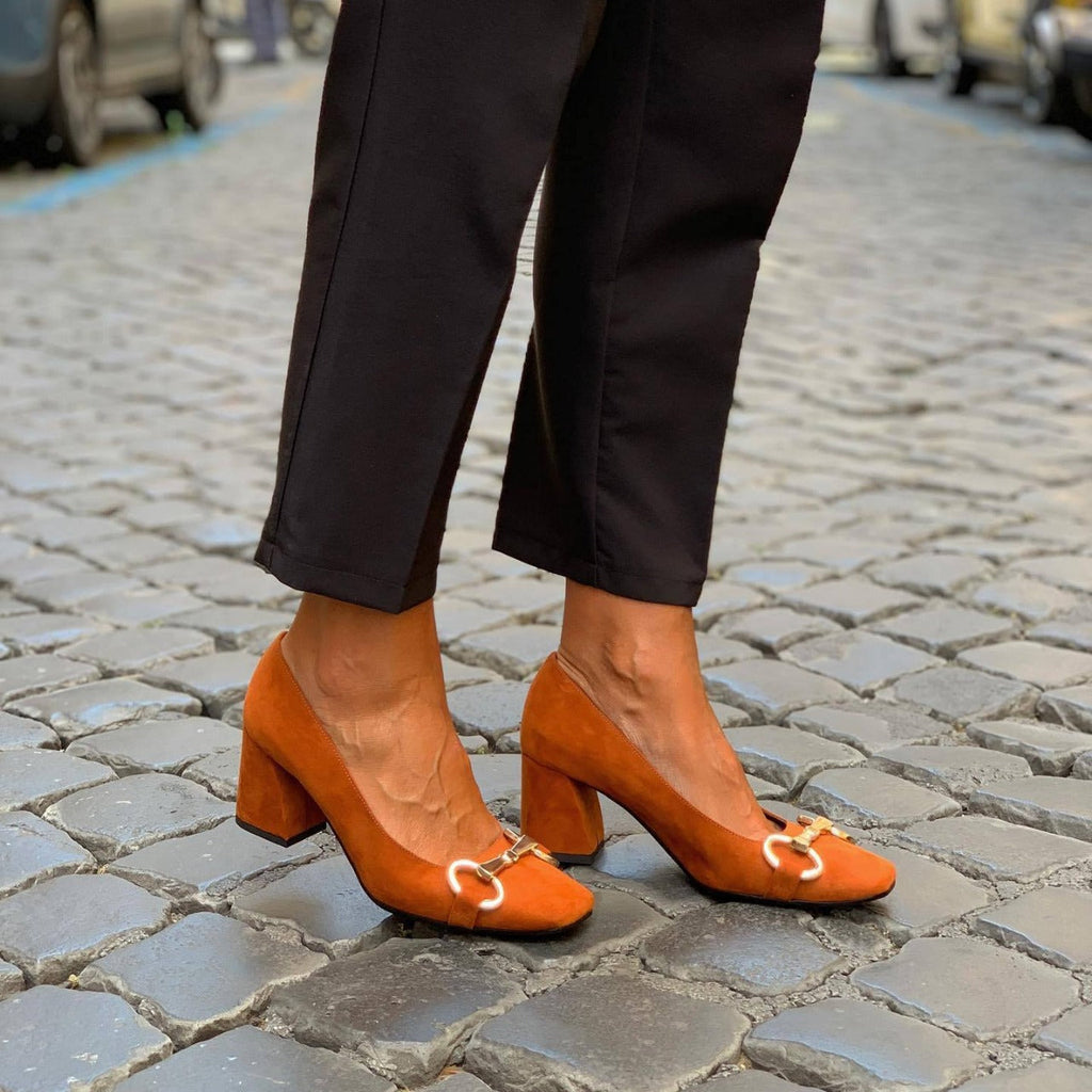Décolleté eleganti con dettagli dorati