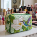 Goldie | Borsa cosmetica trapuntata con petali delicati