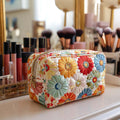 Clara | Borsa cosmetica trapuntata con petali splendenti