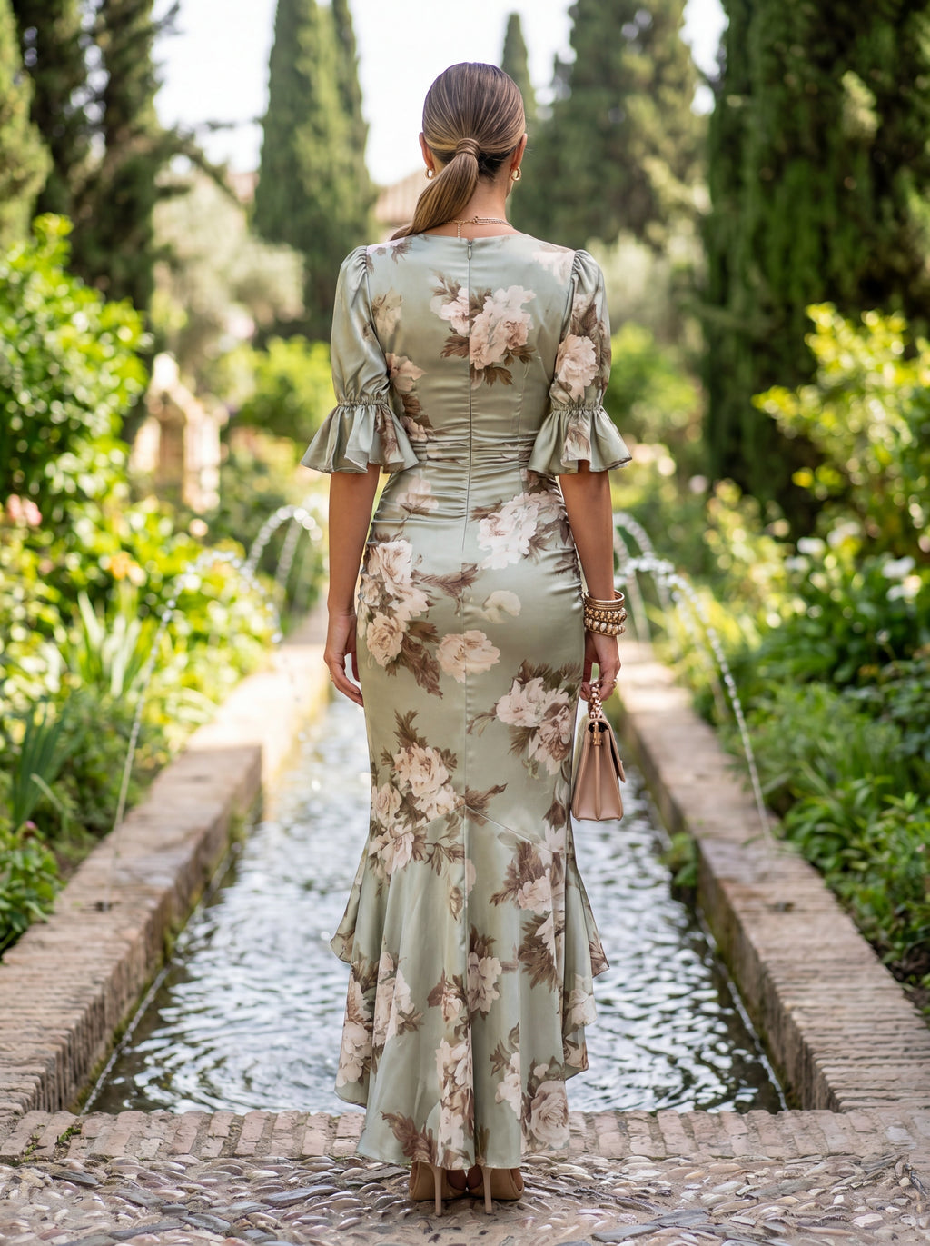 Ana | Vestido longo assimétrico de cetim verde com decote em V