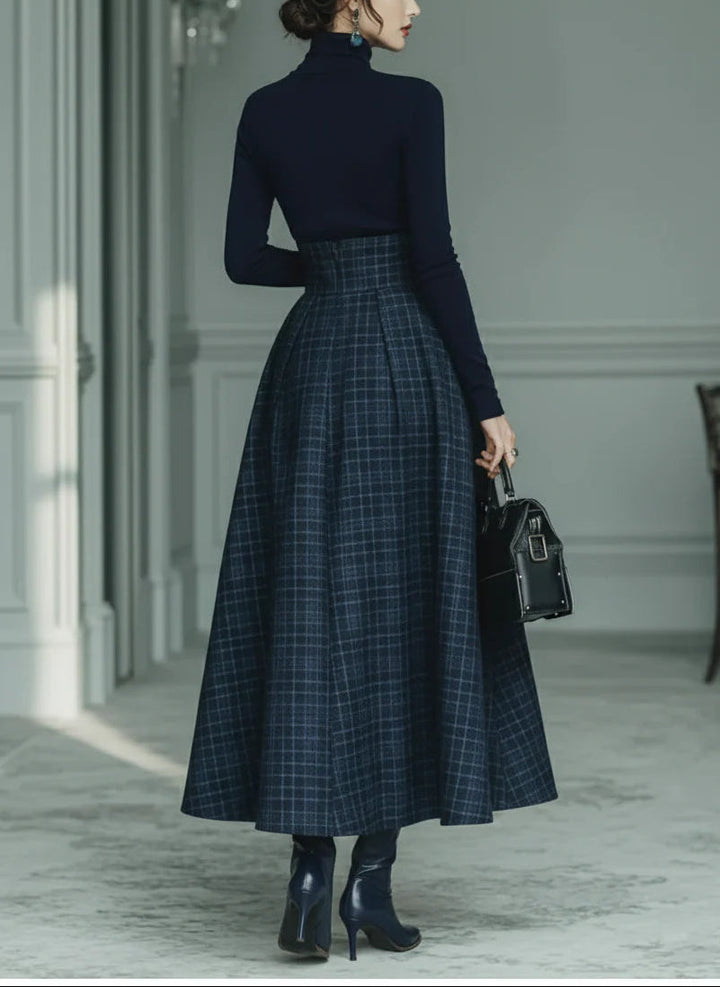 Conjunto Lila de Top Elástico de Cuello Alto y Falda a Cuadros
