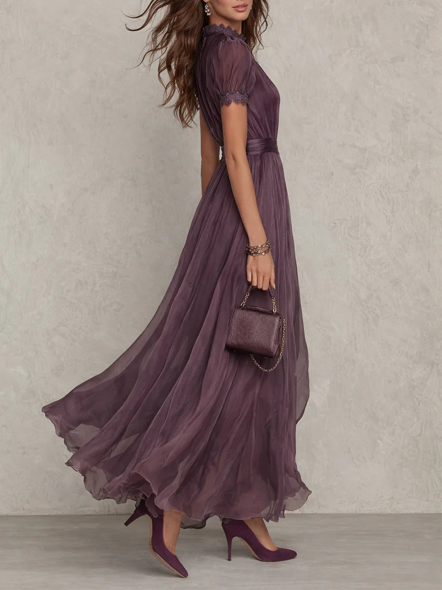 Maxivestido morado de gasa con escote de abertura y ribete de encaje