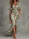 Vestido maxi verde de cetim com estampa floral, mangas bufantes com babados, decote em V e barra assimétrica