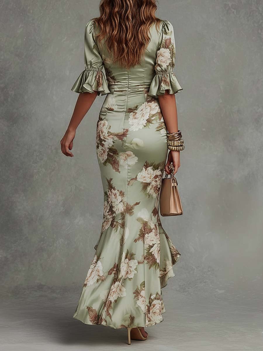 Ana | Vestido longo assimétrico de cetim verde com decote em V