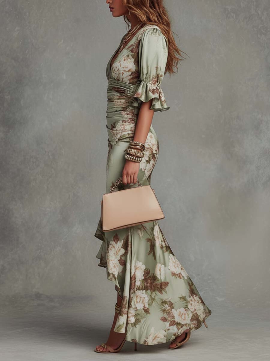 Vestido maxi verde de cetim com estampa floral, mangas bufantes com babados, decote em V e barra assimétrica