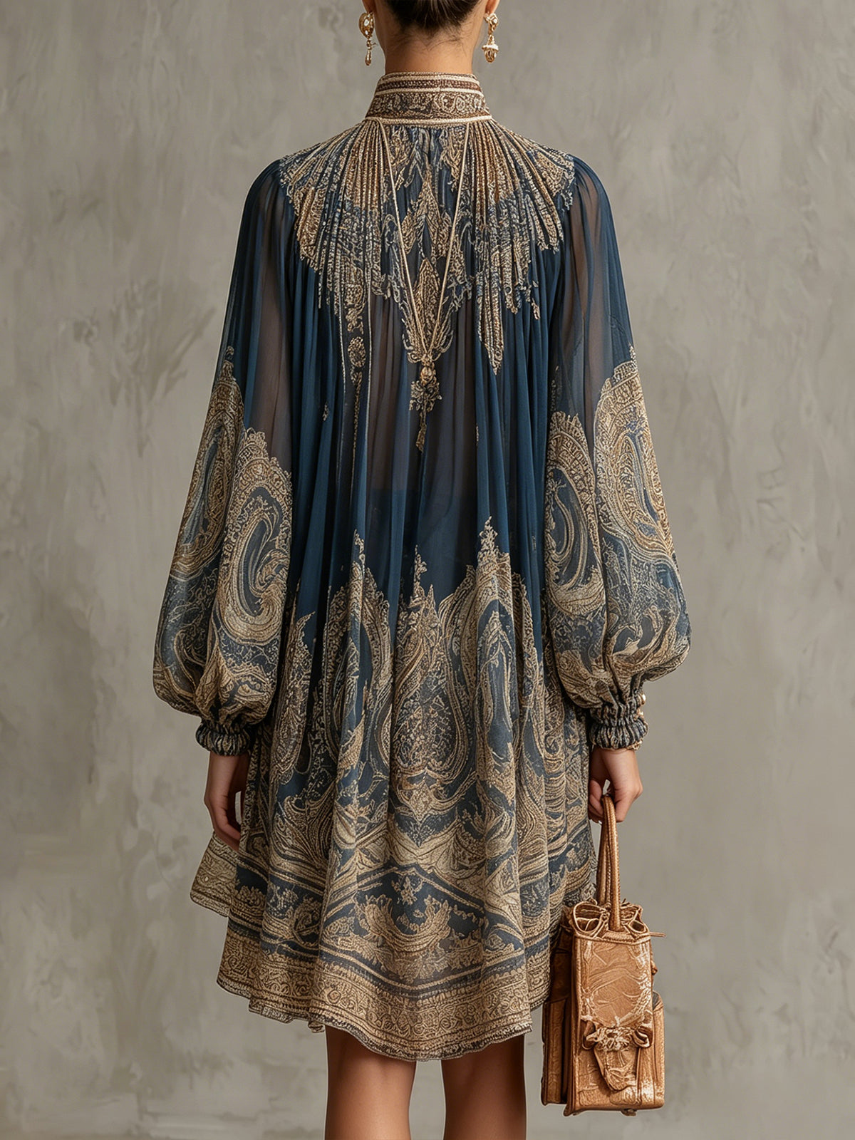 Minivestido azul marino de gasa con estampado barroco, cuello alto y diseño irregular
