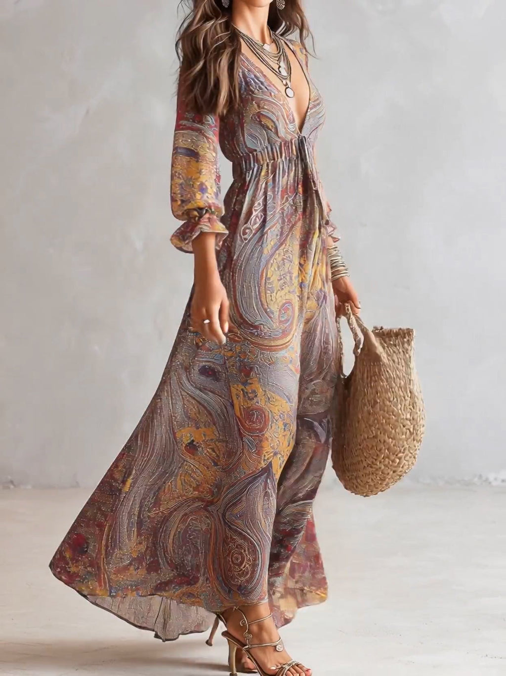 Vestido maxi de chiffon com estampa paisley, decote V e franzido