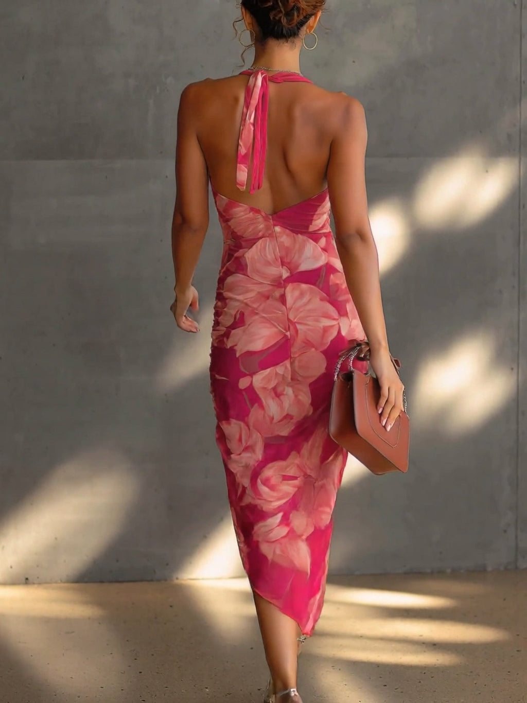 Vestido justo fúcsia com estampa floral, sem mangas, franzido e fenda lateral