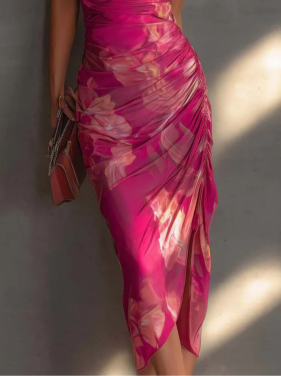 Vestido justo fúcsia com estampa floral, sem mangas, franzido e fenda lateral