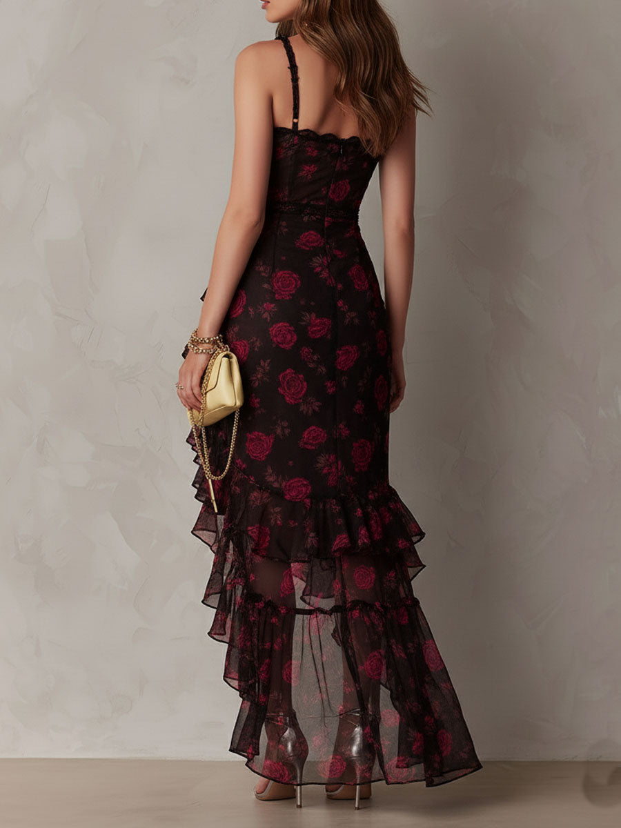 Robe chic noire et rouge à fleurs, froncée, avec ourlet volanté