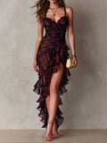 Robe chic noire et rouge à fleurs, froncée, avec ourlet volanté