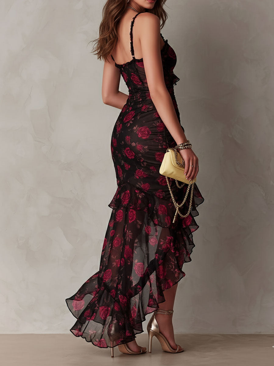 Robe chic noire et rouge à fleurs, froncée, avec ourlet volanté