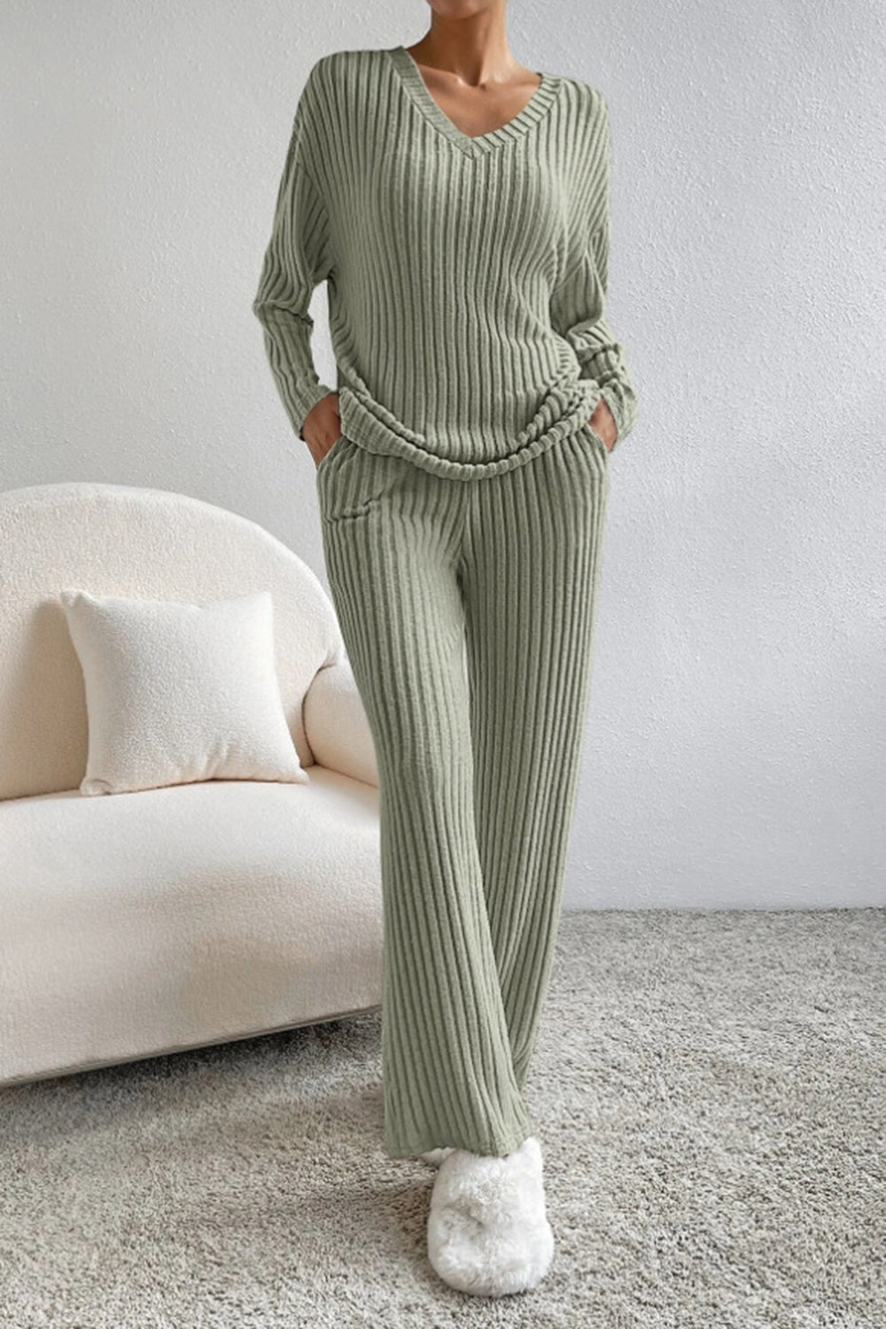 Completo con top a V a coste e pantaloni Sofia