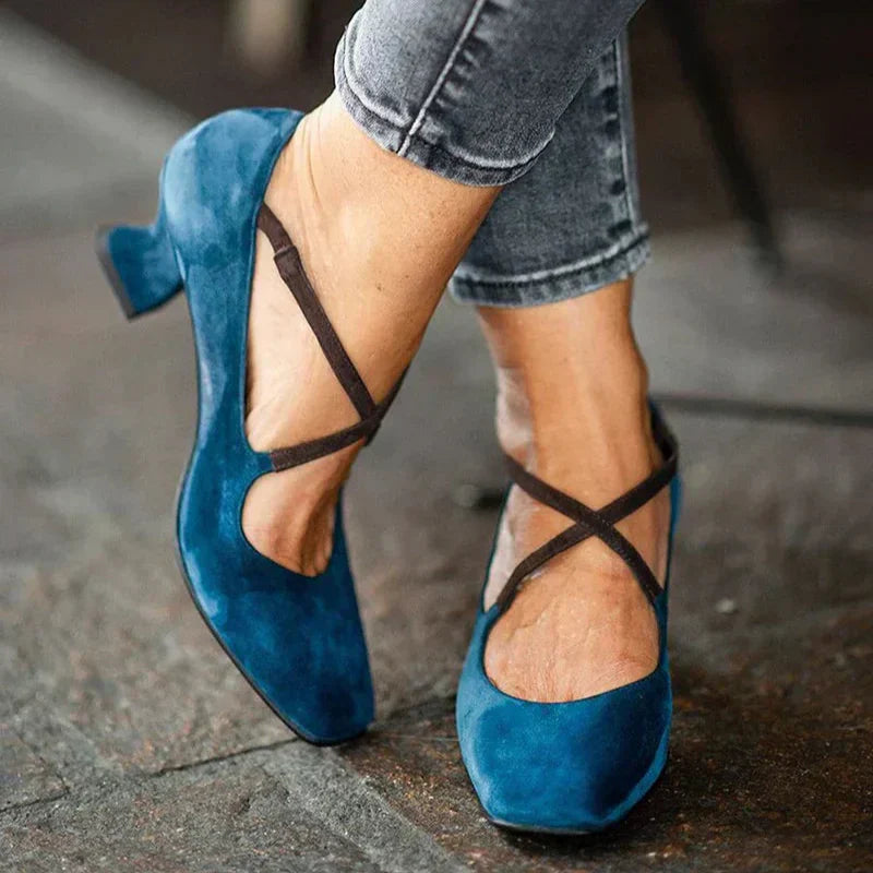 Eleganti décolleté con cinturino e tacco medio