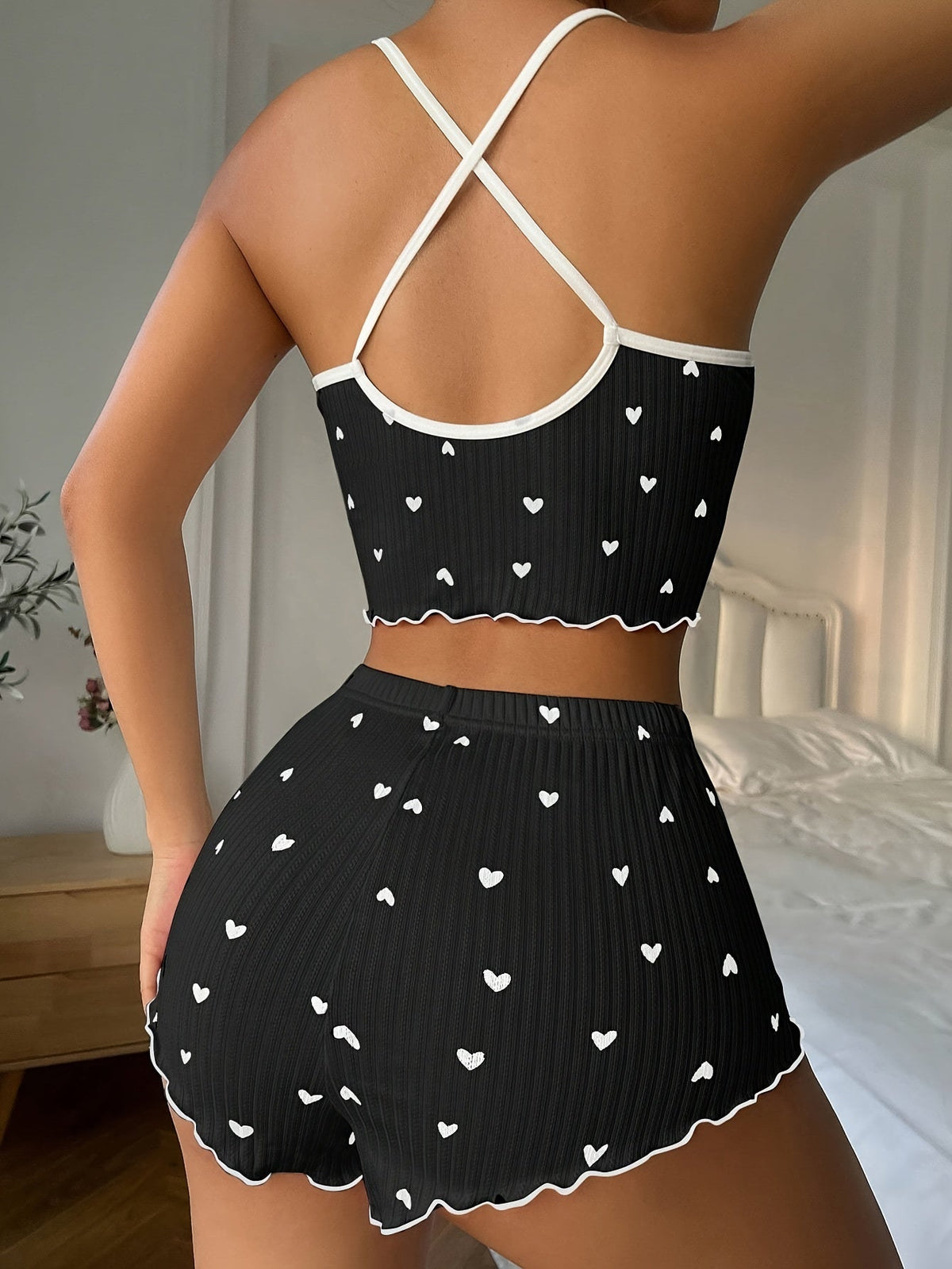 Claire | Conjunto de pijama com estampa de corações e acabamento de babados