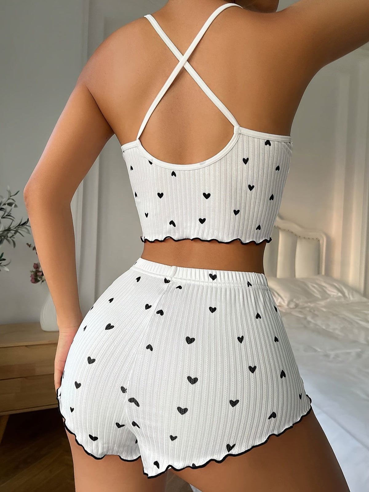 Claire | Conjunto de pijama com estampa de corações e acabamento de babados
