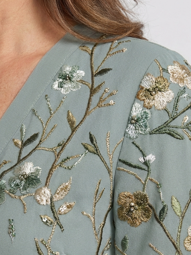 Evadne | Vestido Longo Floral com Decote em V e Mangas Curtas