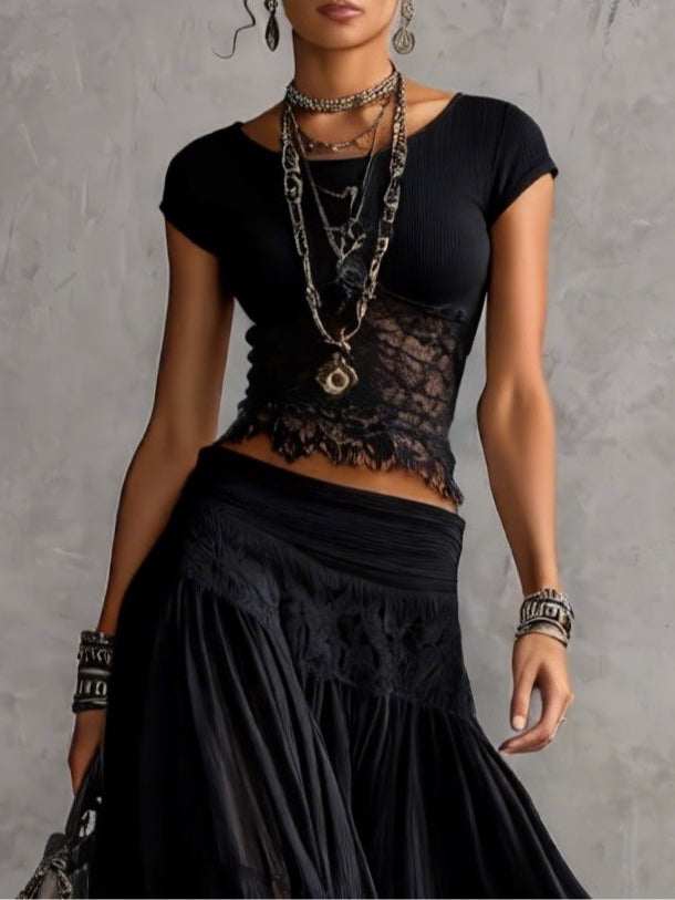 Conjunto de top negro transparente con paneles de encaje y falda maxi plisada