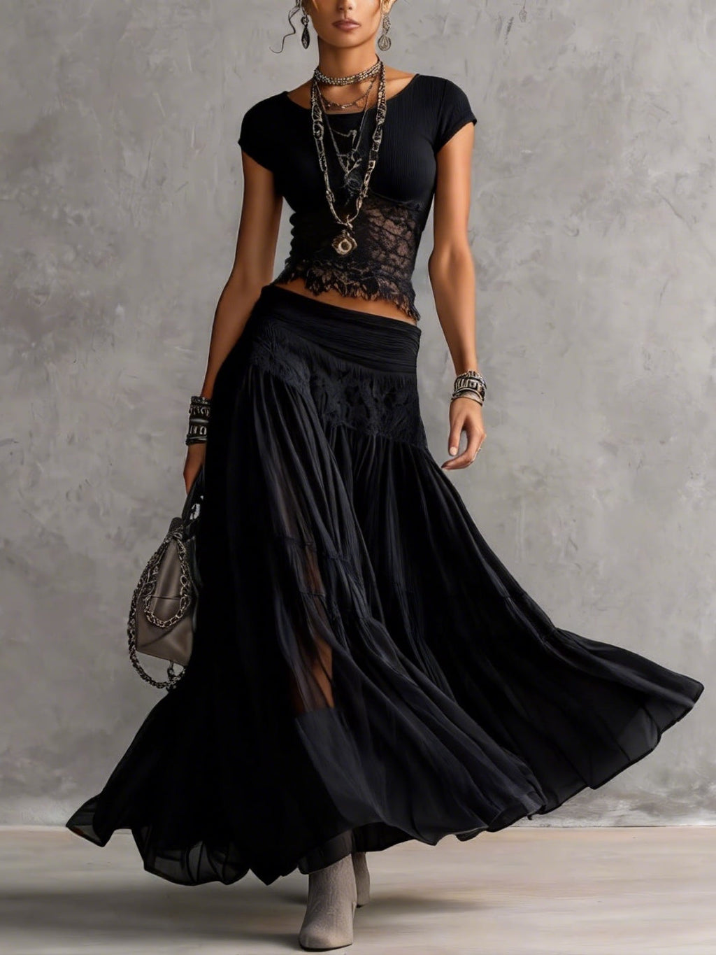 Conjunto de top negro transparente con paneles de encaje y falda maxi plisada